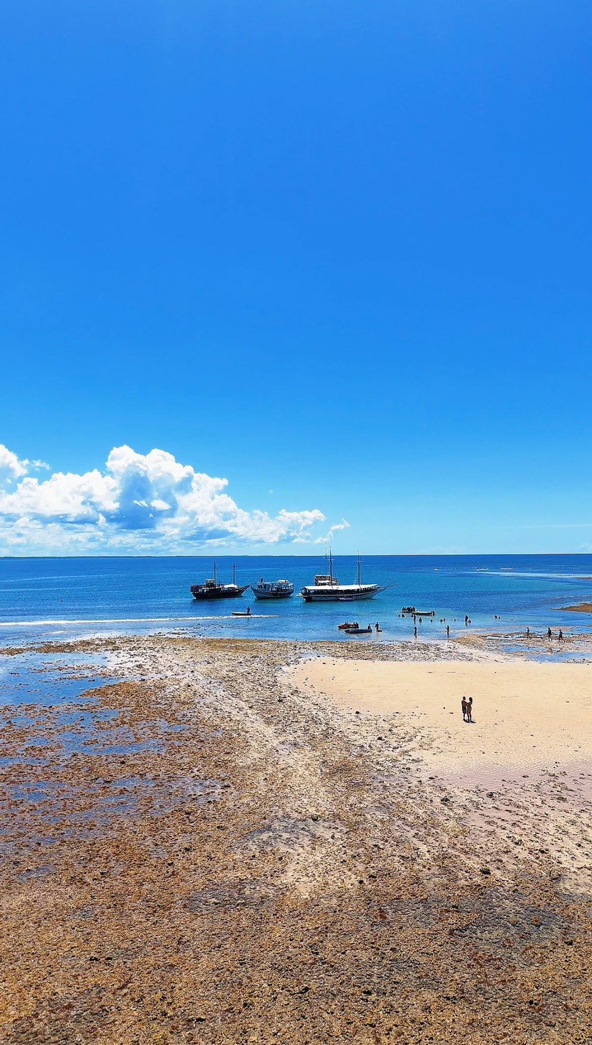 Banco de areia, recifes e barcos em Recife de Fora