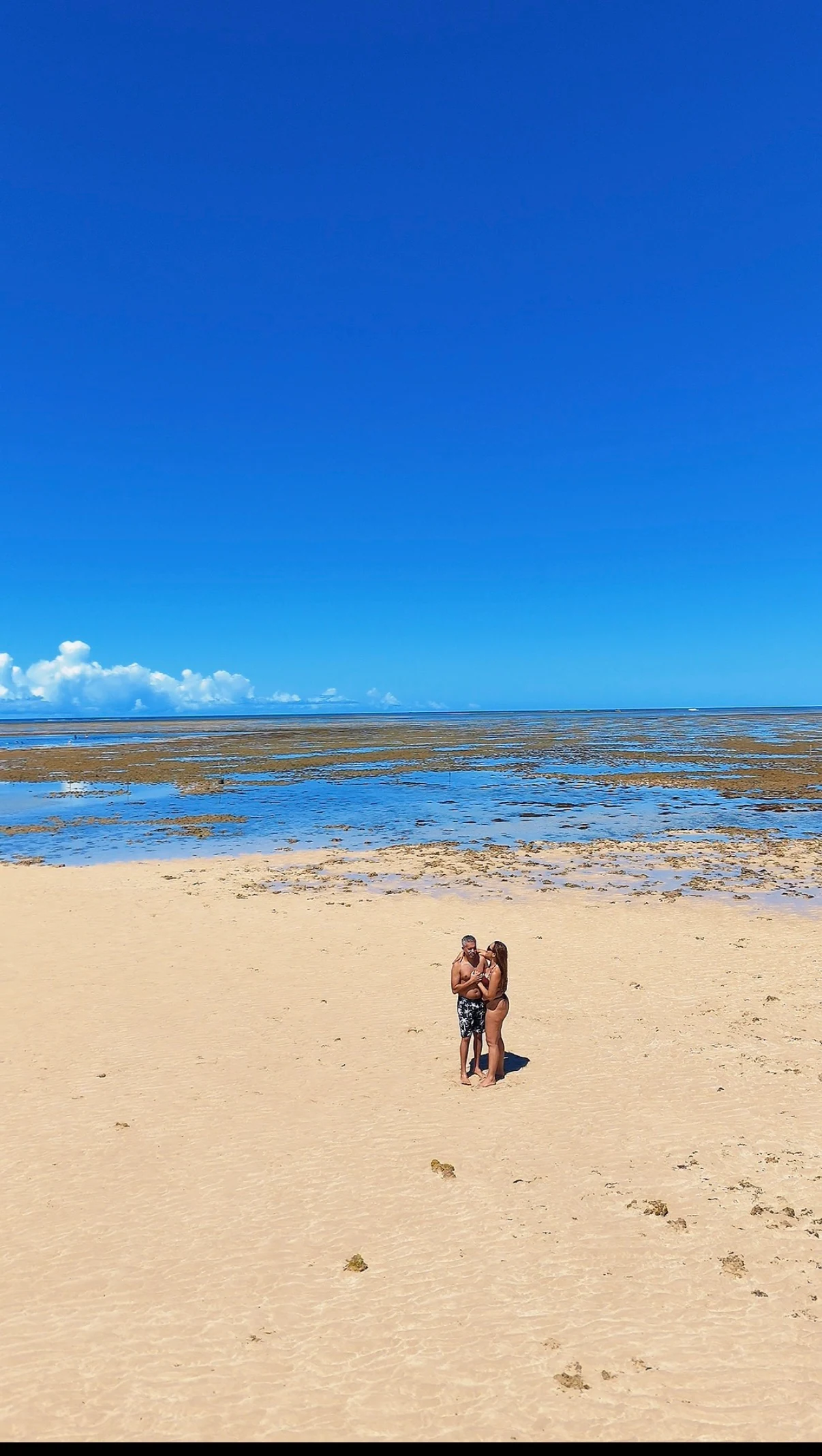 Casal aproveitando o banco de areia em Recife de Fora