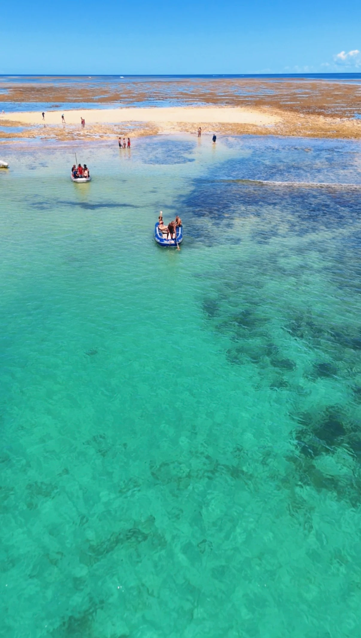 Piscinas rasas e visitantes vistos de cima em Recife de Fora
