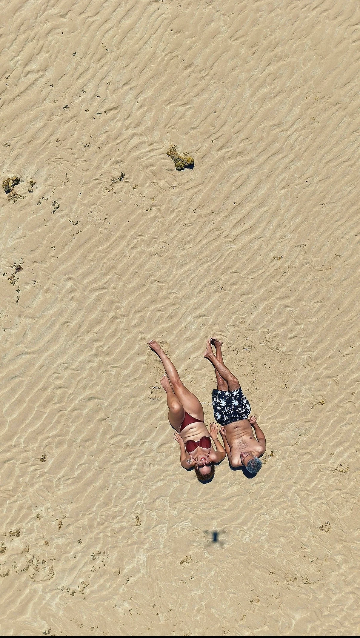 Casal descansando no banco de areia em Recife de Fora