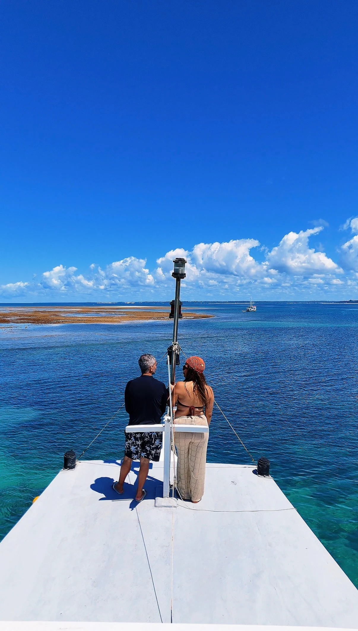 Passageiros apreciando o recife a bordo em Recife de Fora