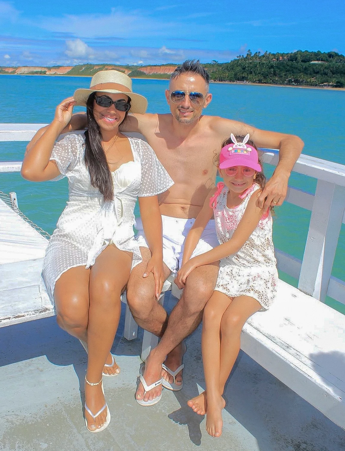 Família curtindo o passeio de escuna em Trancoso