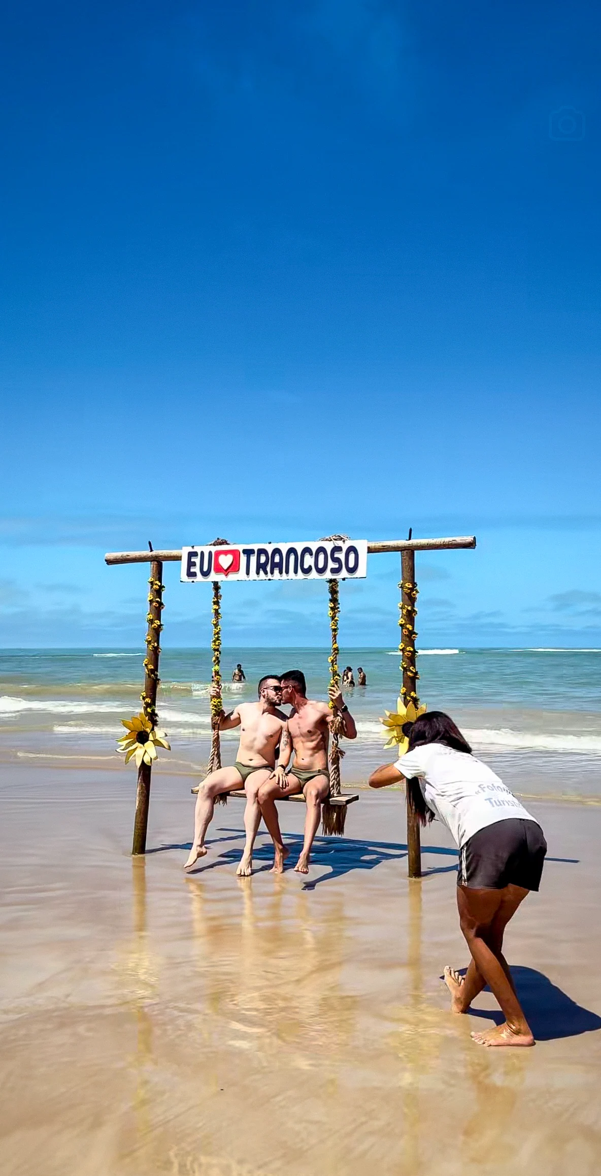 Casal no balanço Eu amo Trancoso à beira-mar