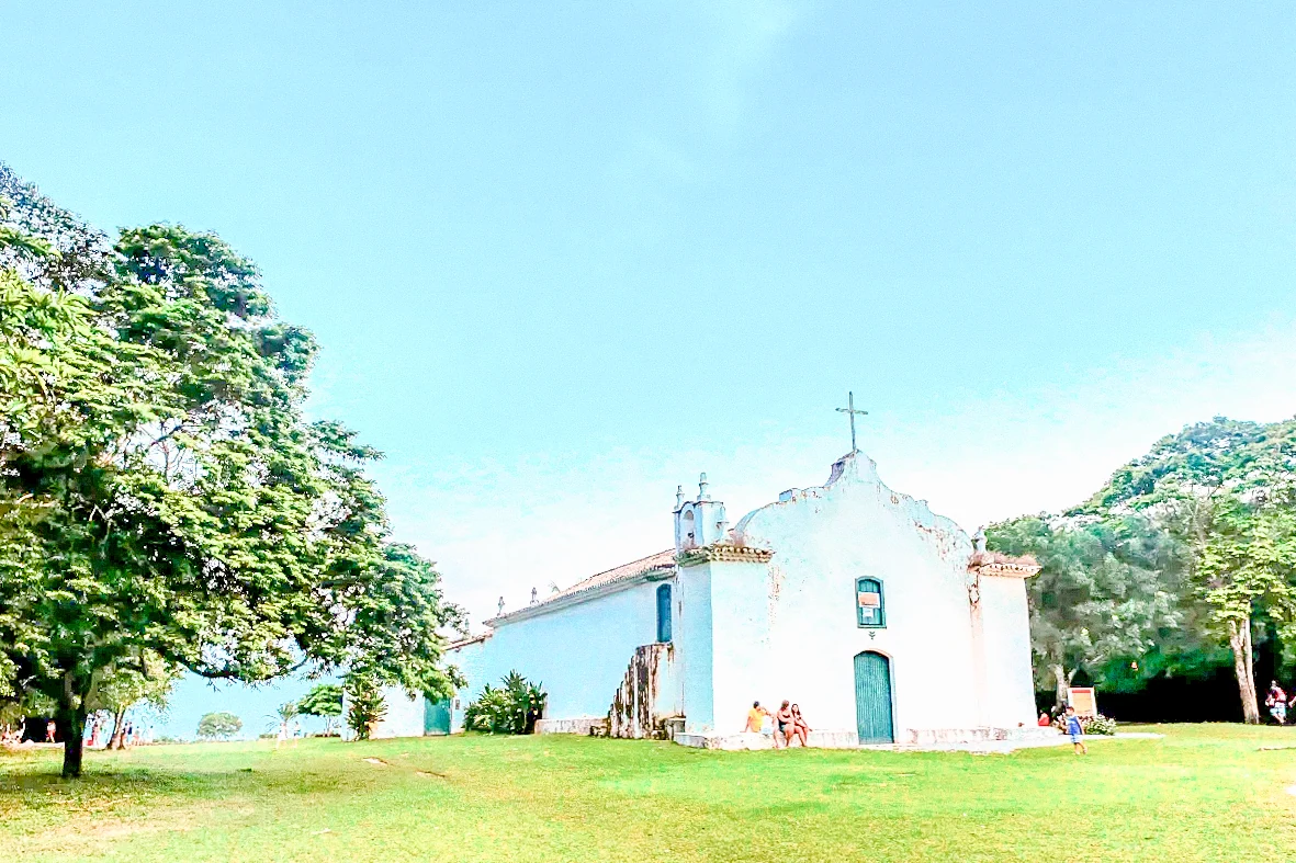 Igreja histórica e gramado do Quadrado