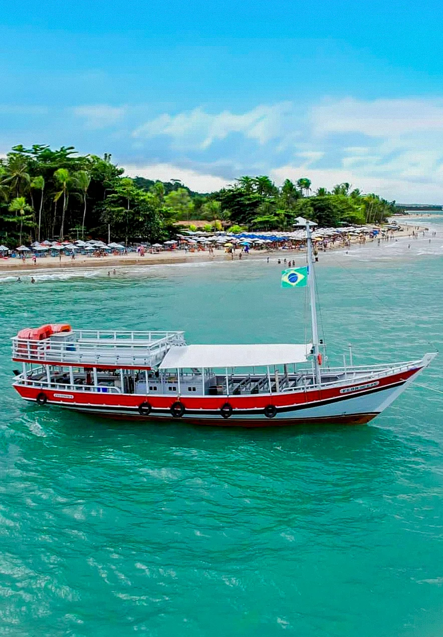 Escuna Flor de Lis navegando pelo litoral de Trancoso